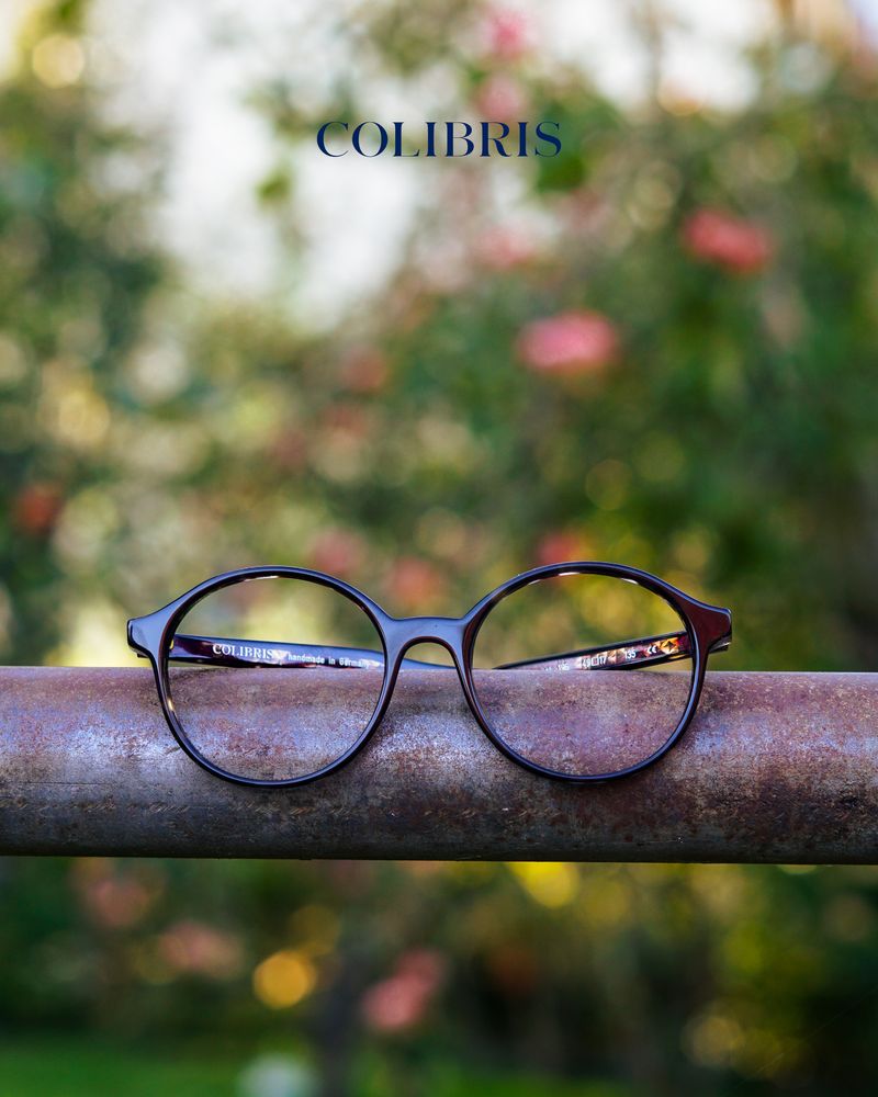 Colibris Alina in Havanna-Beige auf einem Geländer