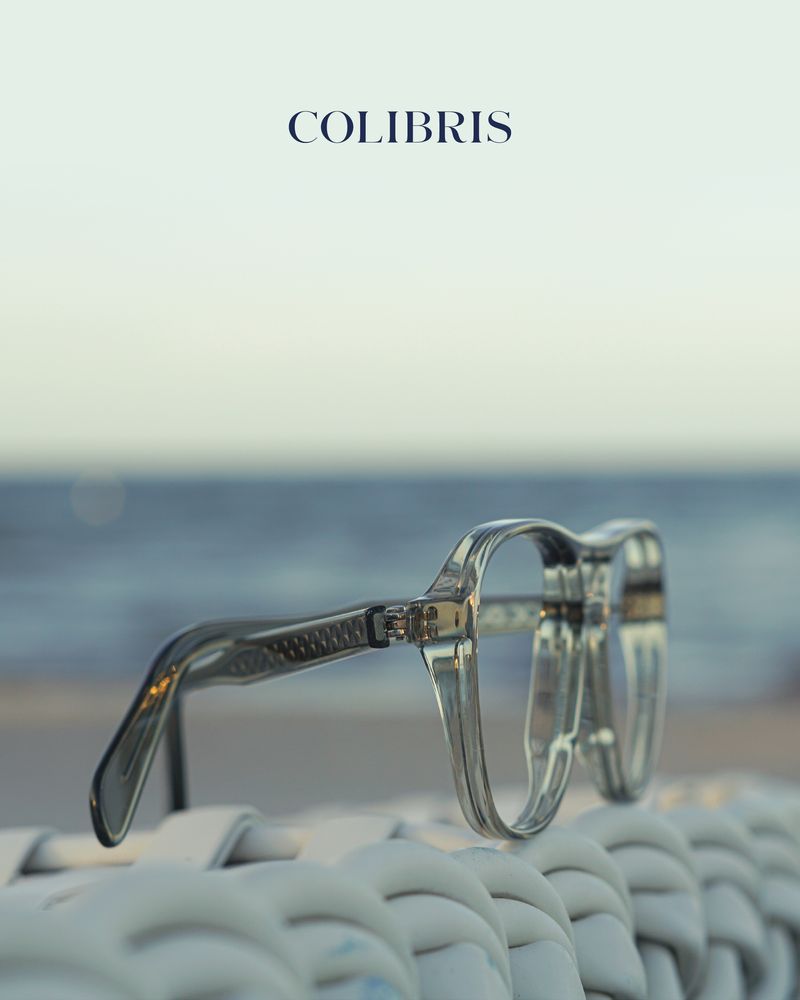 Colibris Anuk in Oliv transparent, vor dem Meer