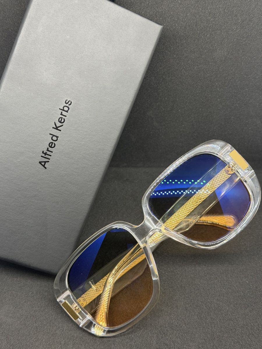 Sonnenbrille von Alfred Kerbs auf dem Etui