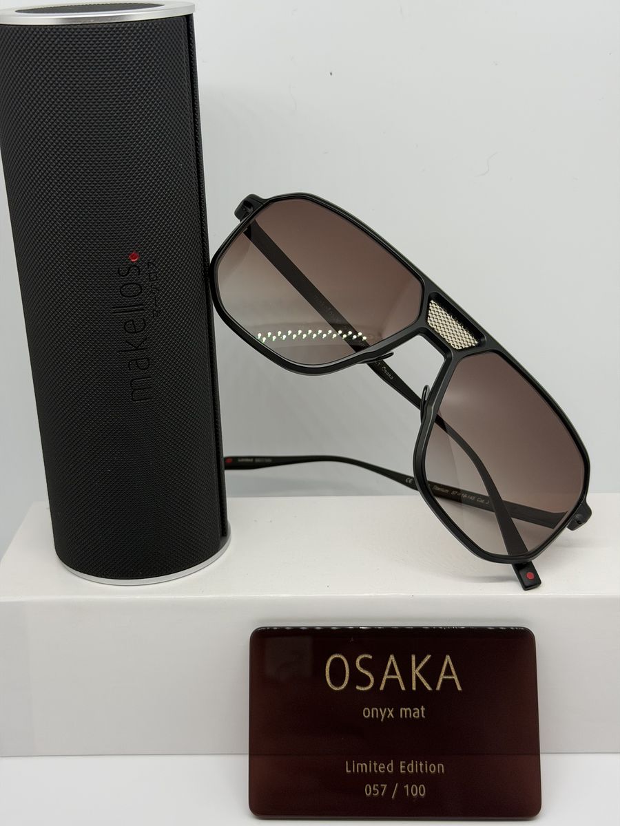Makellos Osaka in Onyx matt neben dem Etui