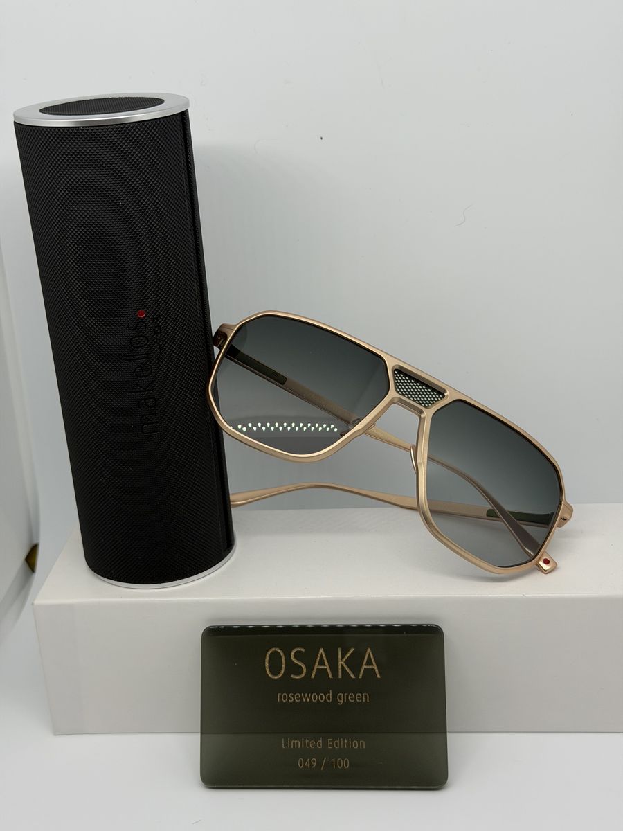 Makellos Osaka in Rosewood Green neben dem Etui