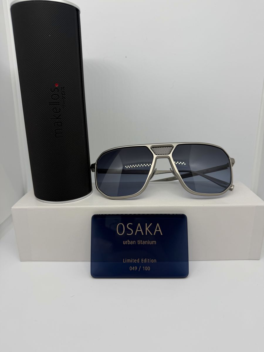 Makellos Osaka in Urban Titanium neben dem Etui