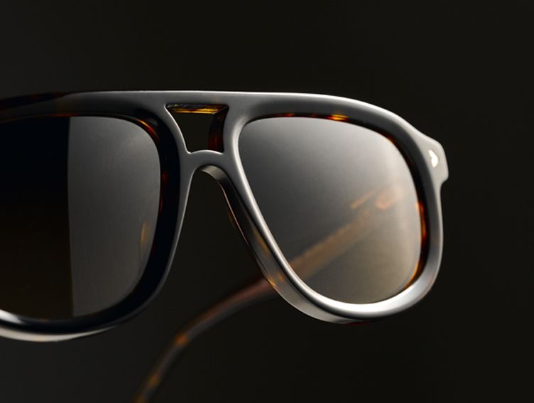Sonnenbrille in Schildpatt vor dunklem Grund